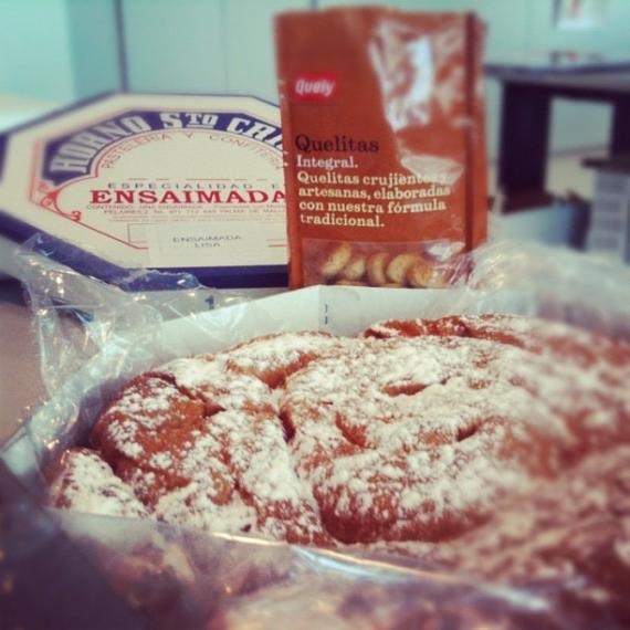 'Merienda mallorquina en la ofi! #mallorca #ensaimada #quellytas #merienda' - Mallorca